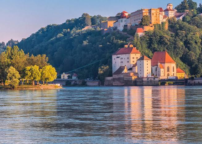 A gentle Danube cruise between vineyards and castles, glass in hand