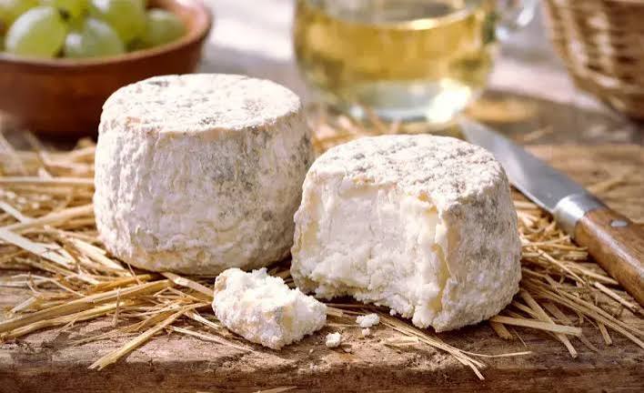 A vineyard lunch of Crottin de Chavignol goat cheese with a cold Sauvignon Blanc